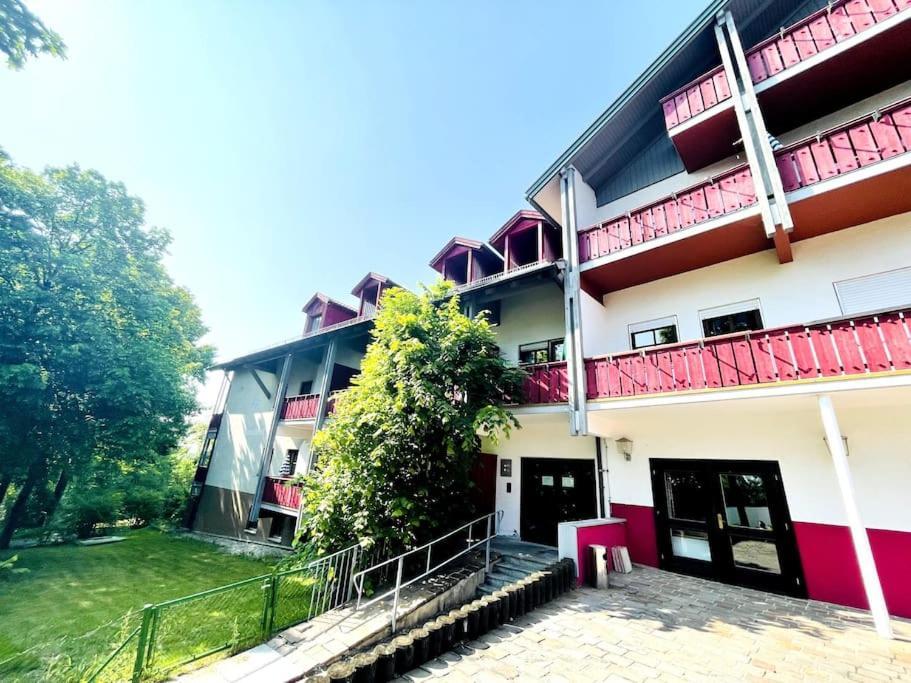 Fewo 20 - Appartement Im Rottalblick - Youngmodern Wohnen, Tiere Willkommen, Bademantelgang Zur Therme, Tv Und Balkon Bad Griesbach Kültér fotó